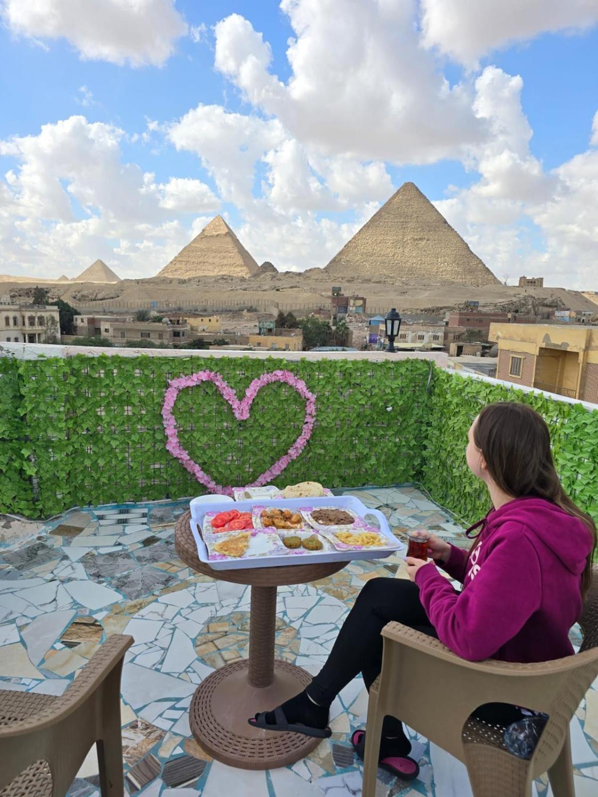 Pyramids Show Hotel Kafret el-Gabal المظهر الخارجي الصورة